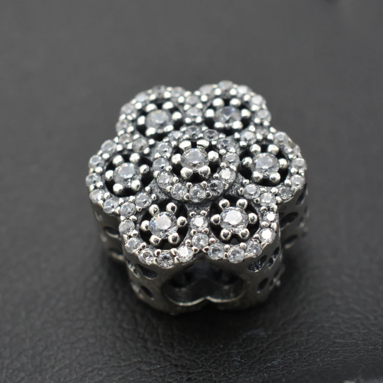 

White zircon flower silver beaded bracelet accessories are a favorite of fashionable women