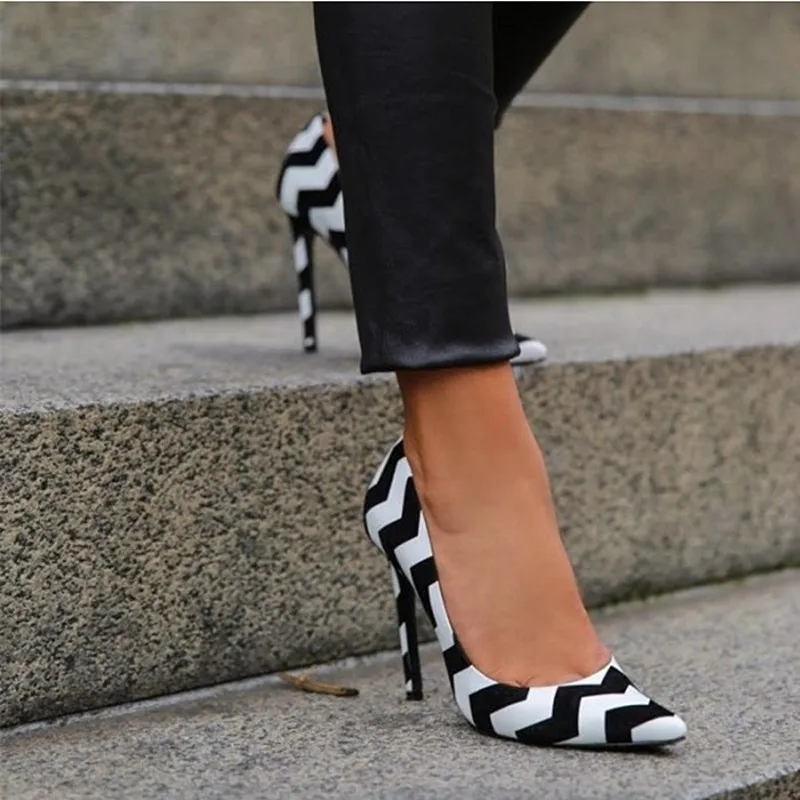 Туфли-лодочки на высоком каблуке с острым носком; цвет черный, белый; женские стильные туфли-лодочки без застежки; женские стильные туфли-лодочки на шпильке