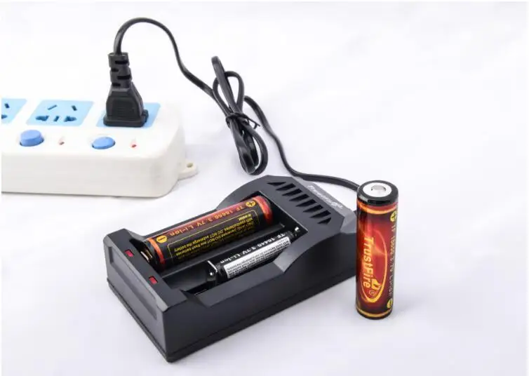 

TrustFire TR-017 2 Slots Battery Smart Charger+2pcs TrustFire Protected 18650 3.7V 3000mAh Rechargeable Batteries with PCB