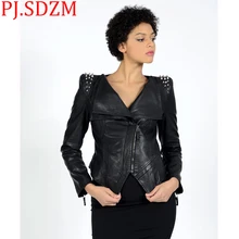 Новинка, женская короткая куртка из искусственной кожи в стиле панк, большие размеры, однотонная, черная, приталенная, с заклепками, с отложным воротником, на молнии, кожаная куртка