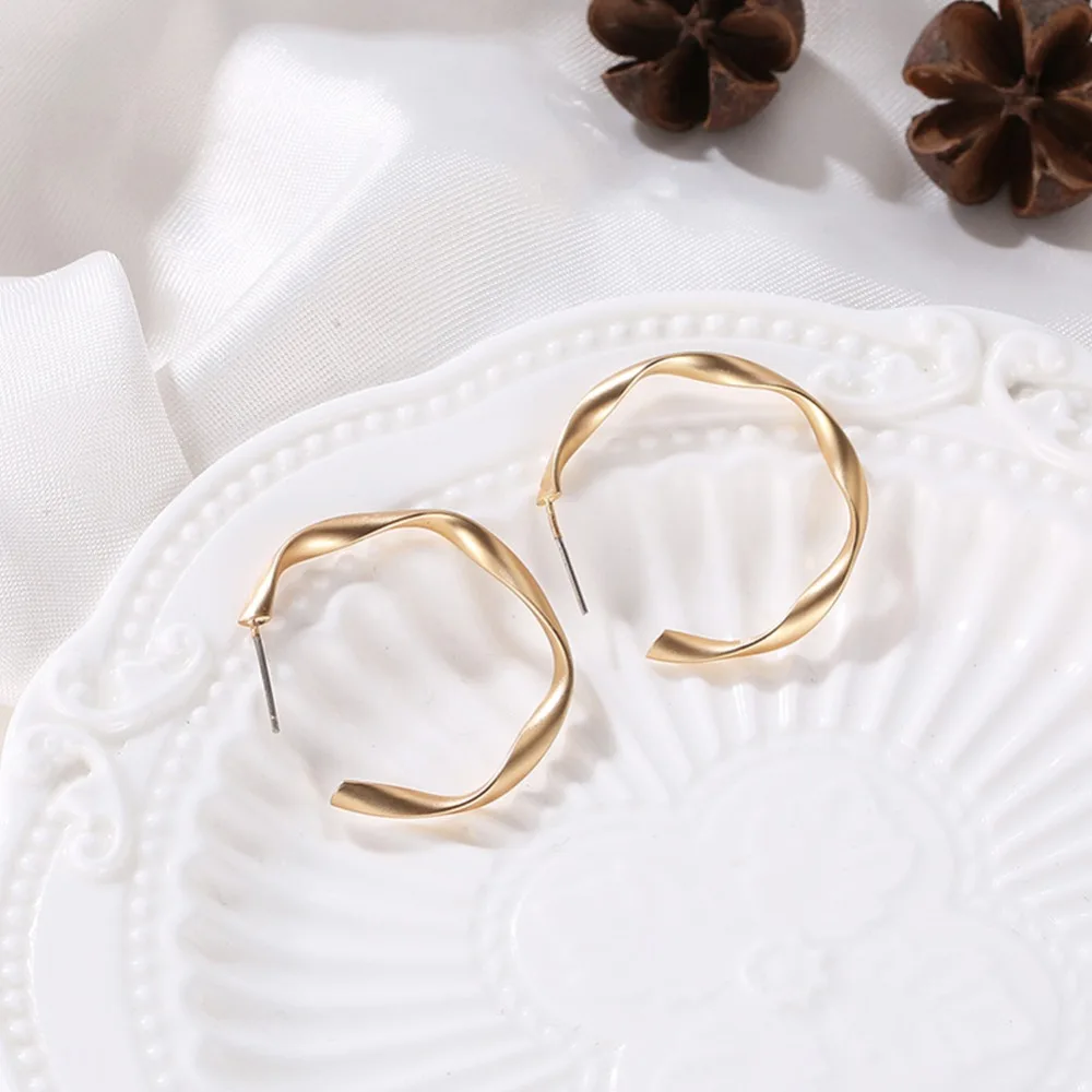 Горячая Распродажа, новое простое золотое и серебряное кольцо, скрученные серьги для женщин и девушек, модные ювелирные изделия, подарки