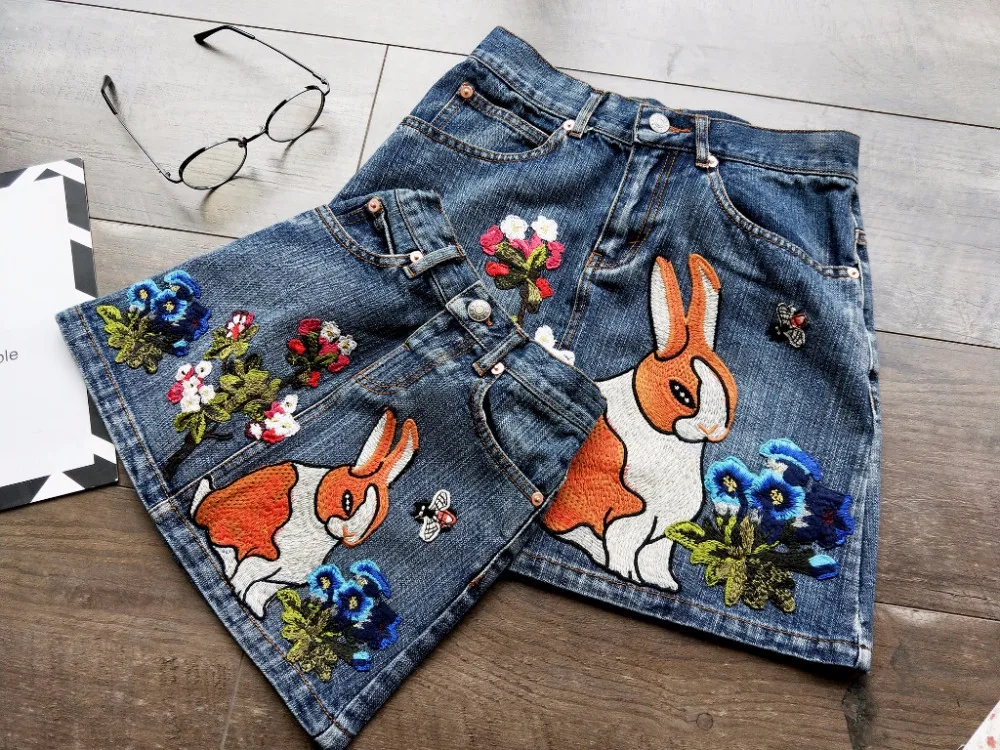 Весенне-осенняя одинаковая джинсовая юбка для всей семьи синяя юбка для мамы и дочки одежда с вышивкой в виде кролика и цветка