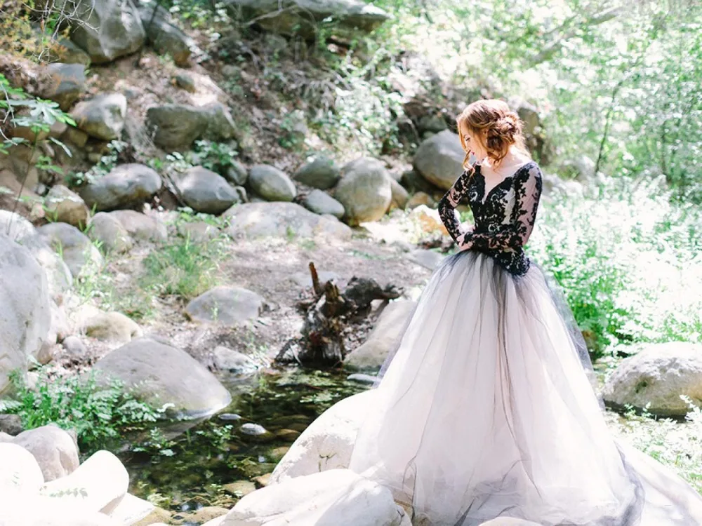 vintage-2016-latest-black-lace-and-white-tulle-wedding-dresses-sexy-v-neck-backless-illusion-longleeves-gothic-bridal-gowns-en6176