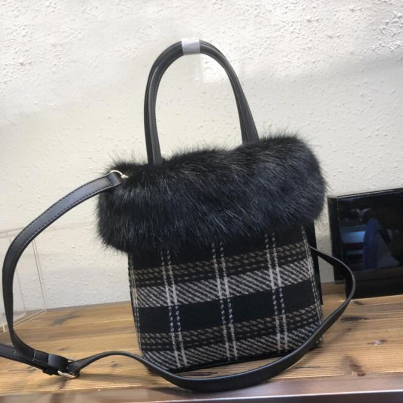 

Casual Plaid Tote Soft Faux Fur Bucket Bag Handbag Women Fashion Winter Crossbody Bags Small Hairy Shoulder Bag Sac A Main Femme