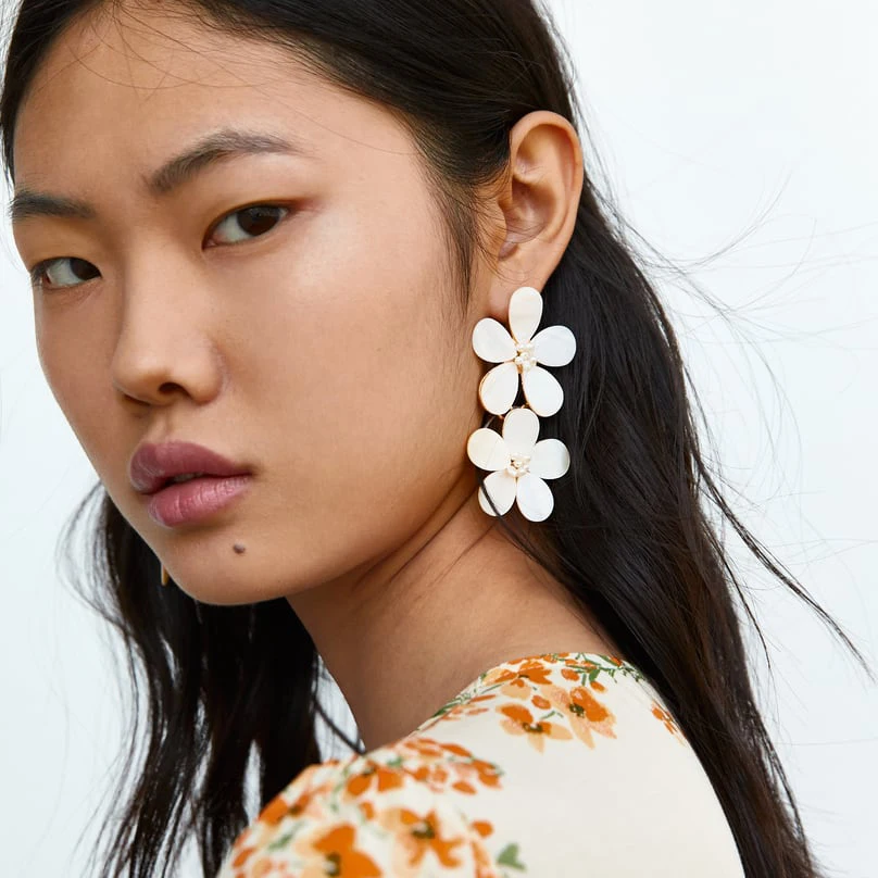 

Dvacaman Korean New Handmade White Flower Acrylic Drop Dangle Earrings Women Trendy Elegant Earrings Statement Jewelry Wedding