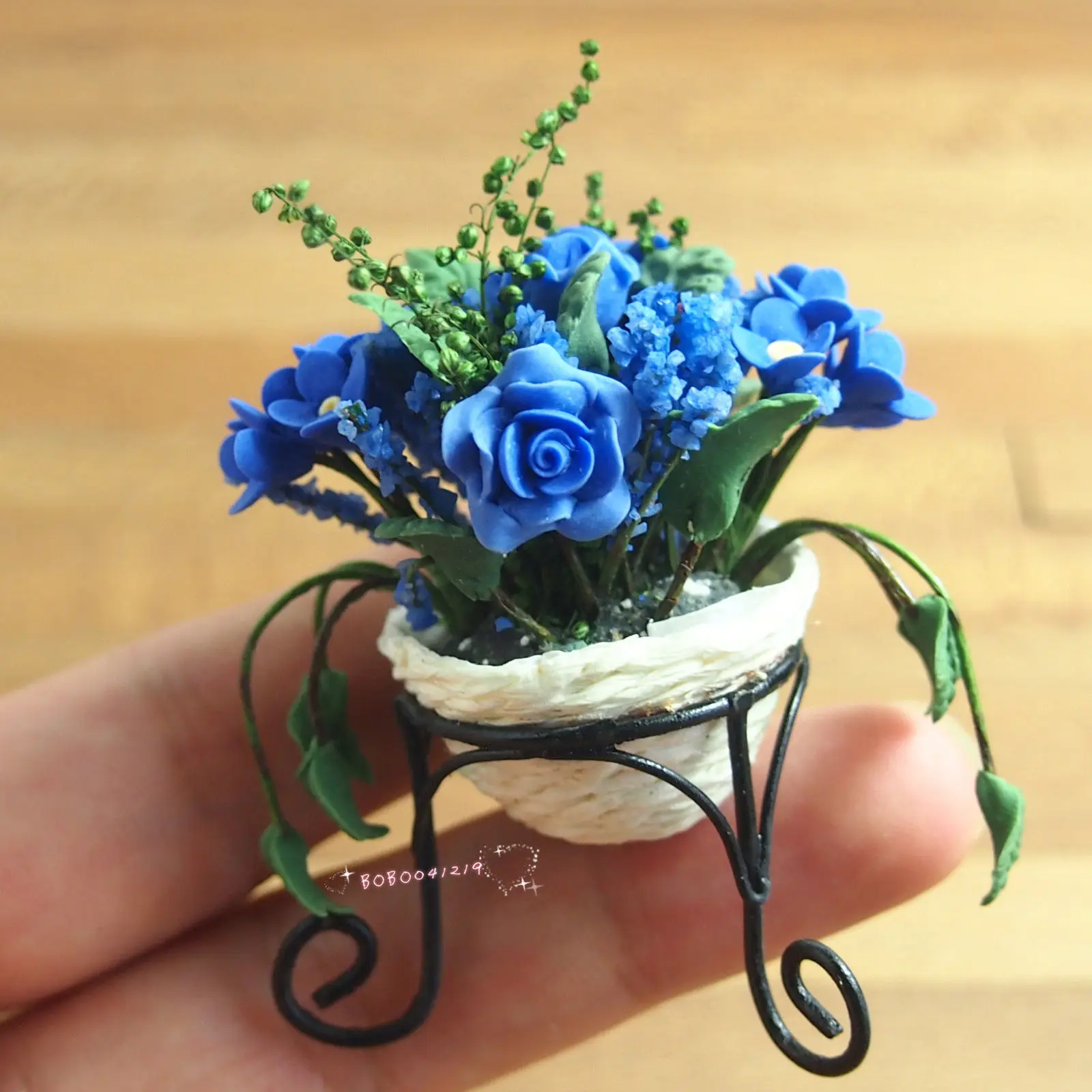 Кукольный домик миниатюрная гостиная ручной работы синие цветы на металлической подставке H6cm SPO244