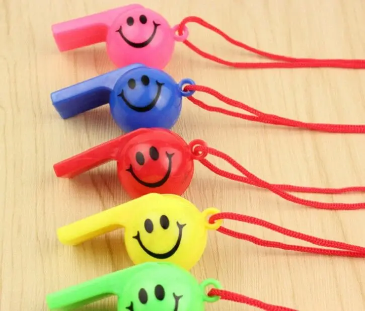 10 قطعة/الوحدة لكرة القدم أو يبتسم الوجه التشجيع صافرة للأطفال الأطفال البلاستيك الصافرات اللعب مع الحبال GYH
