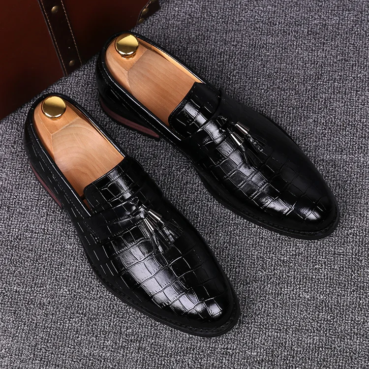 

British luxury brand men's wedding nightclub dress soft real leather tassels shoes young slip on brogue shoe zapatos loafer male