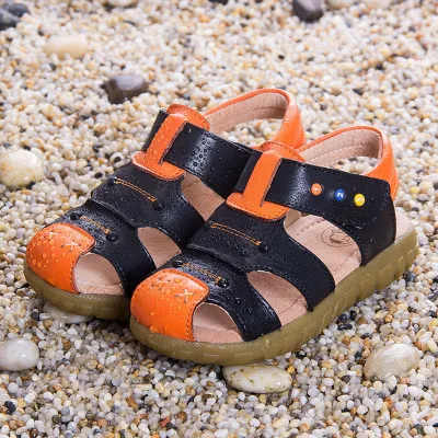 Детские школьные кожа Обувь, сандалии для мальчиков Дышащая обувь на плоской подошве Пляжная летняя обувь для девочек в то время как сандалии, удобная обувь AA11183 - Цвет: Коричневый