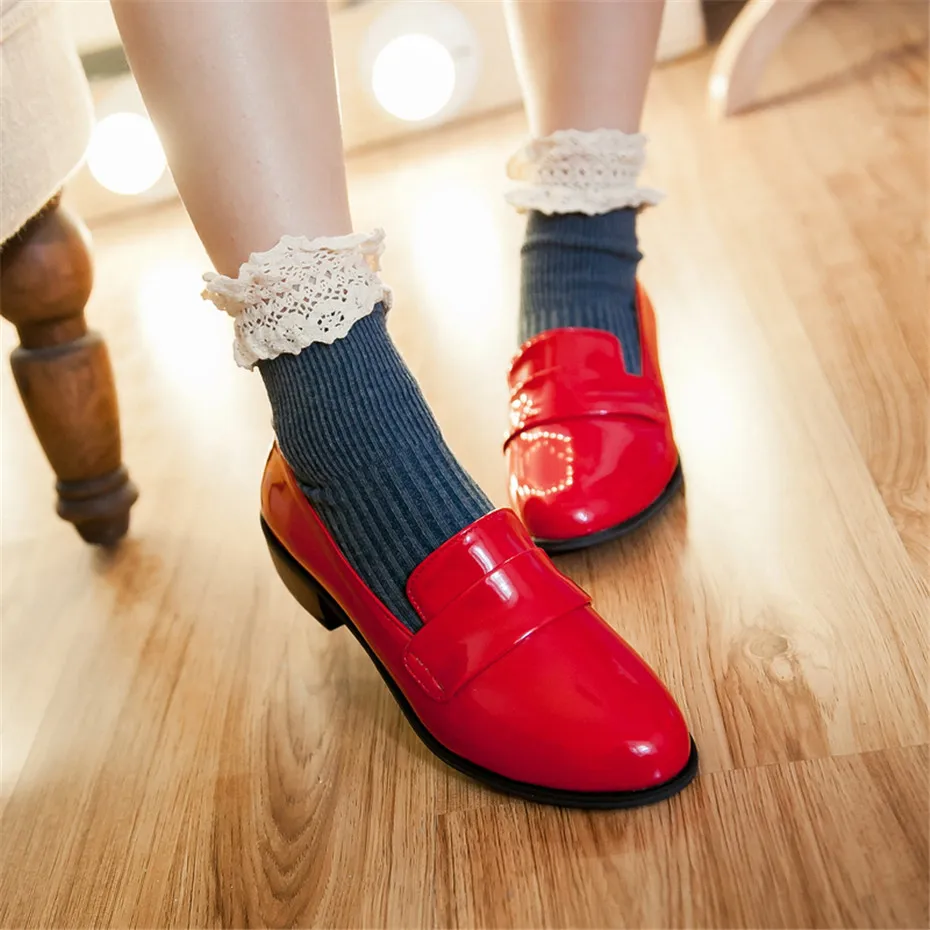 Весенние женские лоферы из лакированной кожи в британском стиле с круглым носком на плоской подошве; повседневные офисные туфли в стиле ретро; Moccassins; красные модельные туфли-оксфорды без застежки; женская обувь