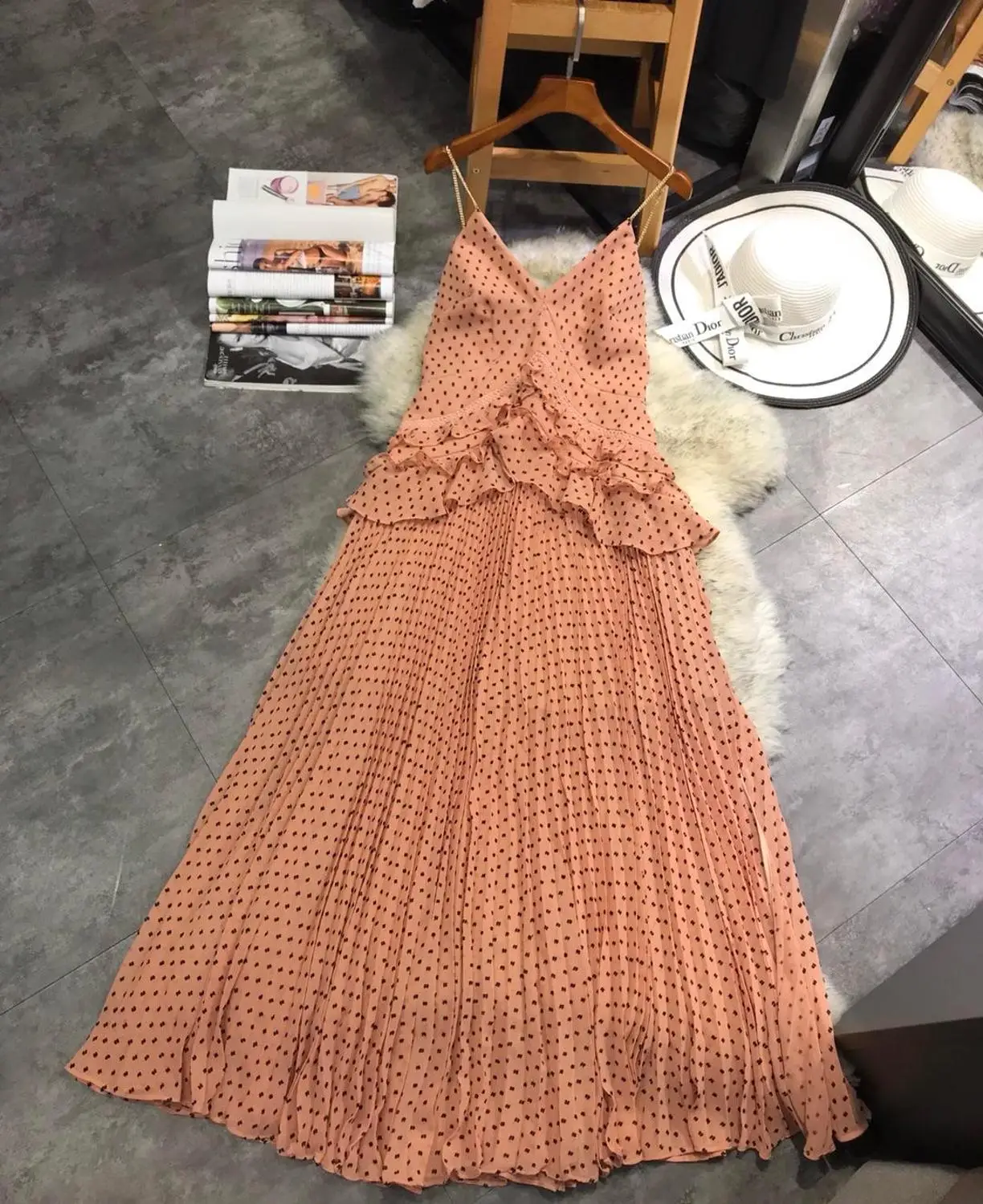 

2019 new ladies fashion chain v-neck sling backless ruffled wave point dress 0612