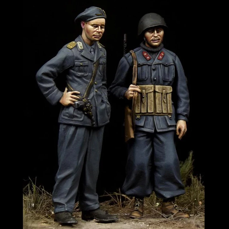 1/35 Scale Unpainted Resin Figure Commander and soldier 2 figures