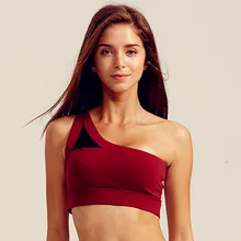 Новое поступление пикантные Плав одно плечо спортивный бюстгальтер Прочный Одежда для йоги Топ подвижный Pad, без проволоки, черный, Красный