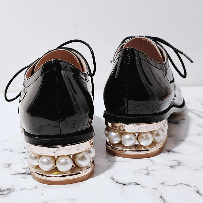 XIUNINGYAN/Женская обувь из лакированной кожи на плоской подошве, лоферы на шнуровке, обувь ручной работы с бусинами, повседневная обувь серебристого и черного цвета, большие размеры 33-48