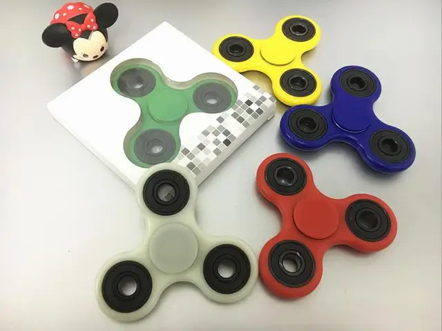 Tri-Непоседа Игрушки Пластиковые EDC Руки Spinner Spinner Для Аутизма и СДВГ 12 Стилей Беспокойство Стресса Фокус Игрушки белый/Черный