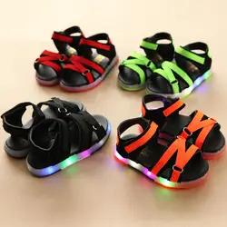 2017 Европейская мода LED повседневные Мягкие Летние детские сандалии элегантные для маленьких девочек мальчиков обувь Flash светящиеся