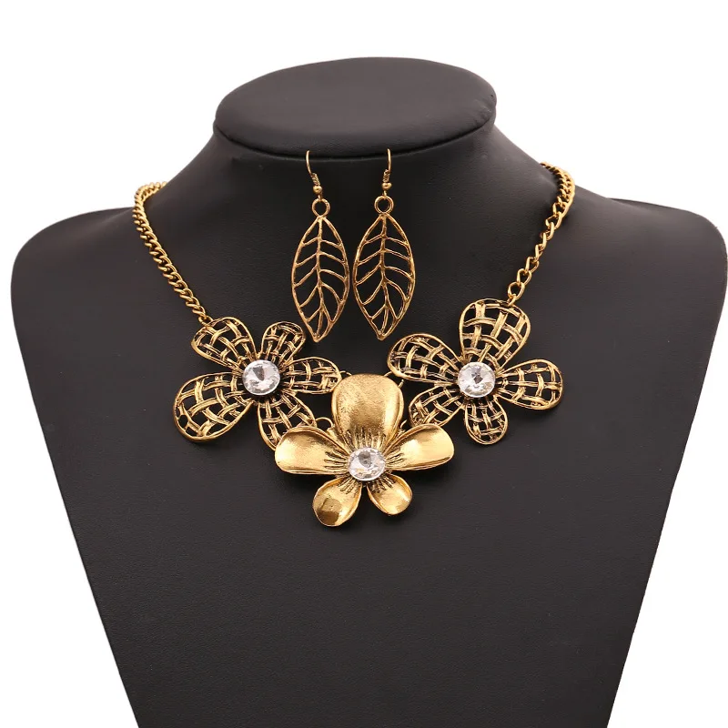 

Vintage Short Flower Necklace Fashion Women Jewelry Trendy Metal Brand Geometric Hollow Rhinestone Necklaces Statement