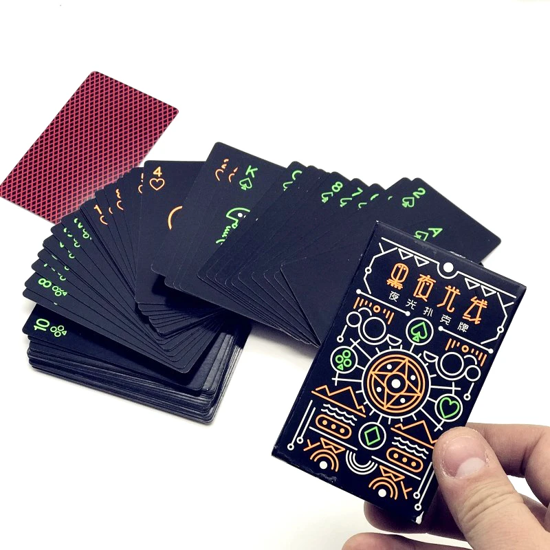 Kopen Fantastische Creatieve lichtgevende fluorescerende licht night Cartoon Creatieve poker night speelkaarten poker Dek goocheltruc 81433