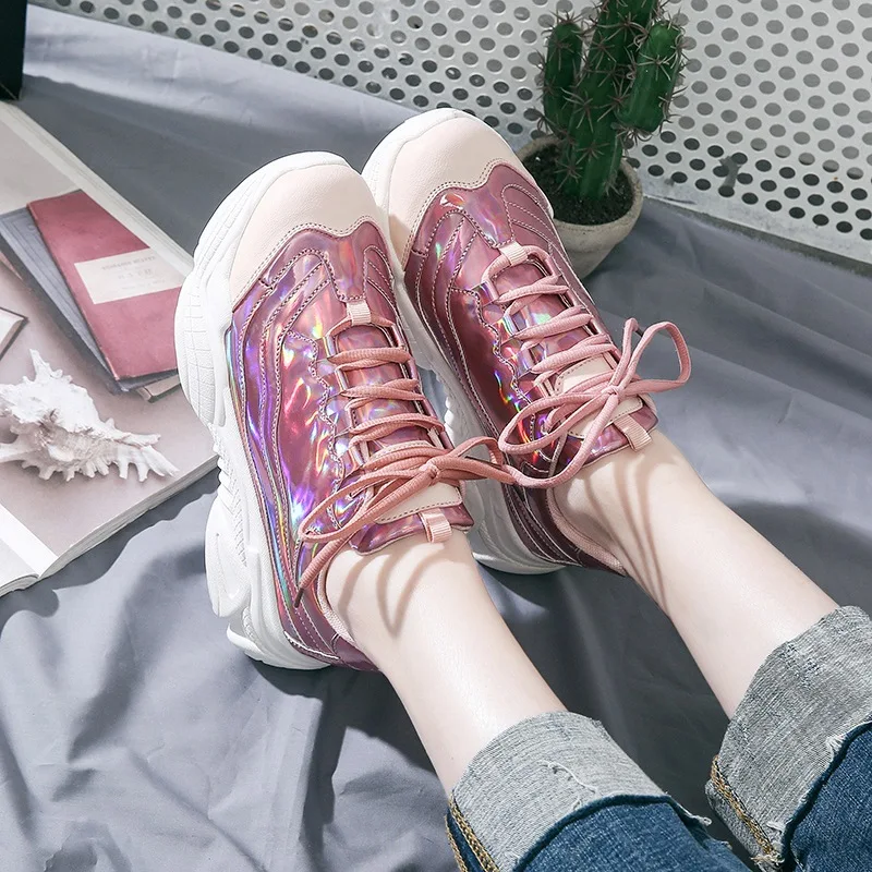 Женская повседневная обувь на платформе; кроссовки на толстой подошве в стиле Харадзюку; обувь на толстой плоской подошве; теннисная обувь на танкетке; разноцветная обувь с зеркальной поверхностью; A2-11