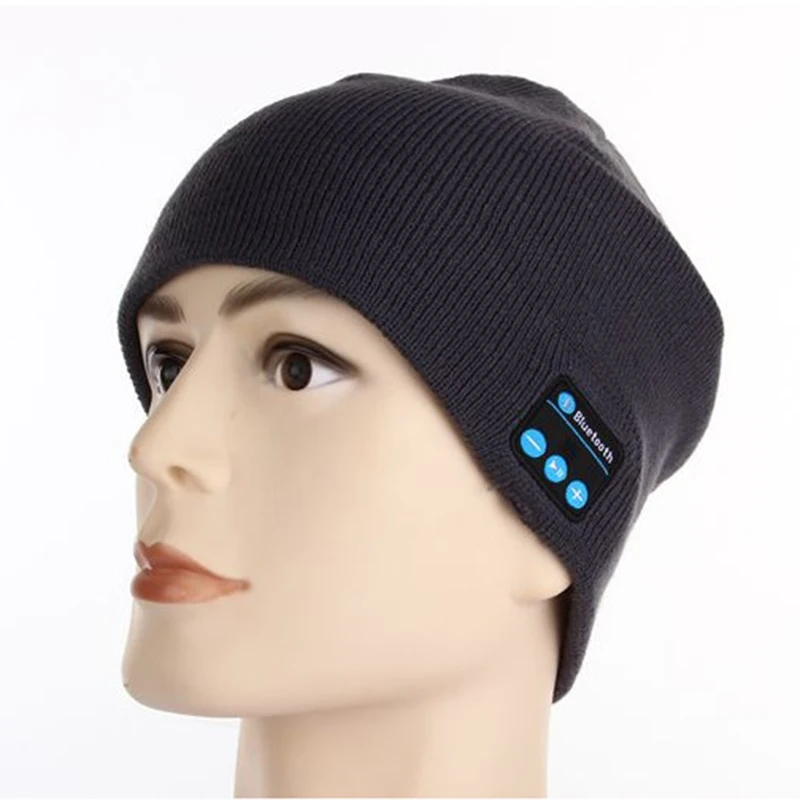 Шапка с помпоном. Selena gomez в шапочке. Шапка женская. Красивая девушка в шапке. Шапка с блютуз гарнитурой.