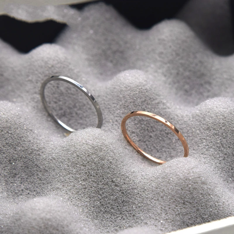

2019 Round Rings for Women Thin Stainless Steel Wedding Ring Simplicity Fashion Jewelry Wholesale Bijoux 1mm Valentine's Gift