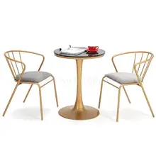 Скандинавский стул Ins креативный простой обеденной стул сочетание молочного чая магазин Досуг маленький круглый стол Железный балкон Золотой Стол