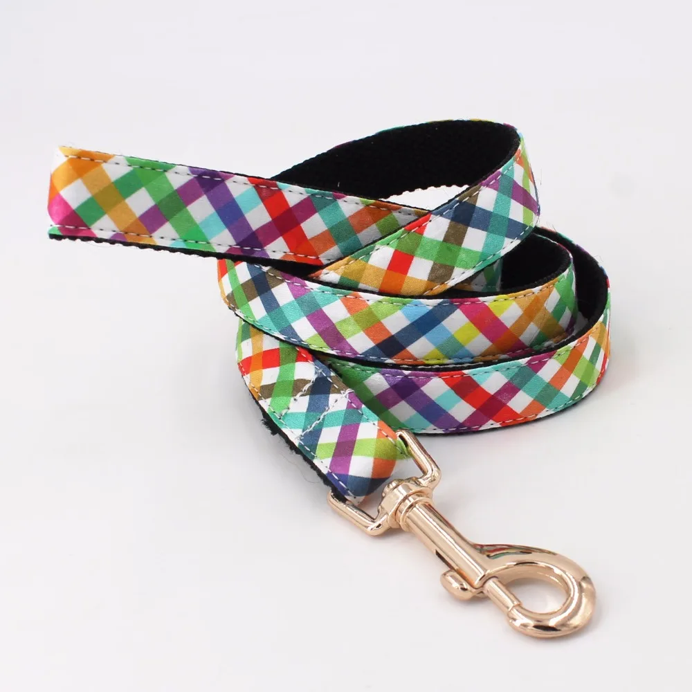 Baratos Moda cuello de perro a cuadros coloridos con pajarita, correa para 5 tamaños a elegir, los mejores regalos para tu mascota