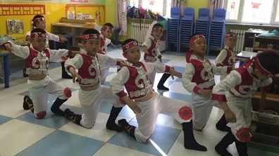 Костюмы китайский национальных меньшинств для детей китайский национальный костюм Праздничная танцевальная одежда для мальчиков Китайская традиционная одежда