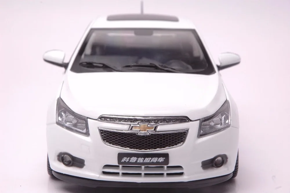 Cadillac SRX 2014 SUV model in scale 118 (2)