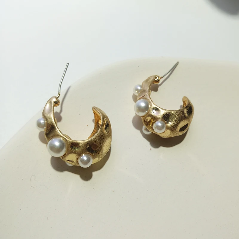 

SRCOI New Korean Open Geometric Crescent Shape Irregular Bump Pearl Golden Color Metal Stud Earrings For Women Girls Weddings