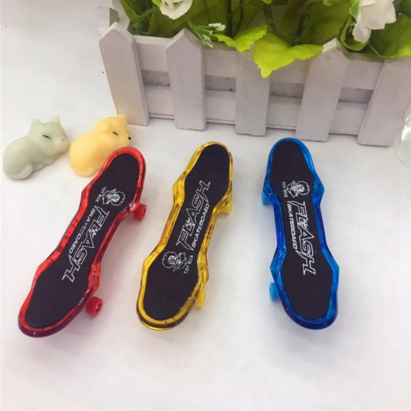 1 pz LED Della Novità di stile Hip-Hop Skateboard Dito giocattoli Di Moda per bambini Finger scooter di colore casuale