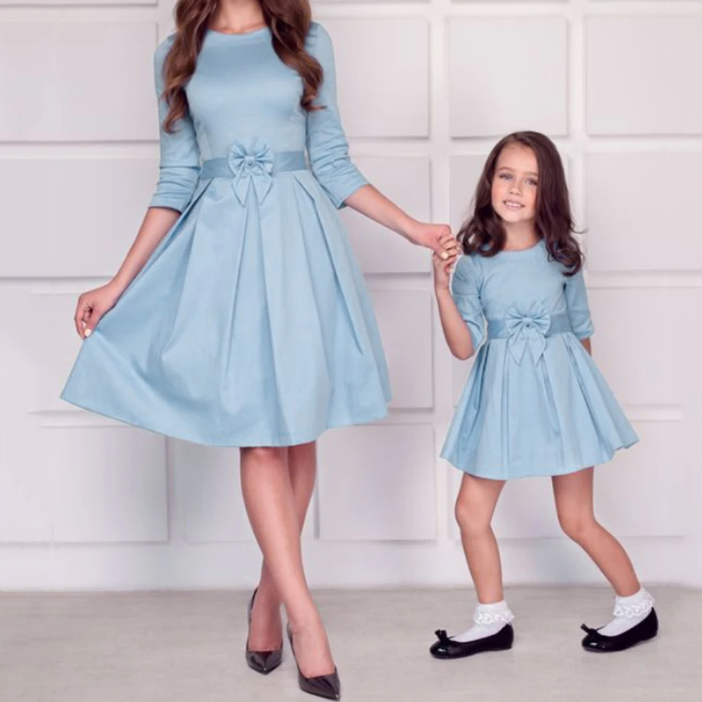 Модные Семейные комплекты; платья для мамы и дочки; женское платье с большим бантом; мини-платье для маленьких девочек; праздничная одежда для мамы и дочки