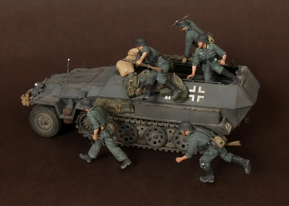 

1/35 WWII German panzer bombing 5 figures Resin solider Model K Unassambled Unpainted without tank
