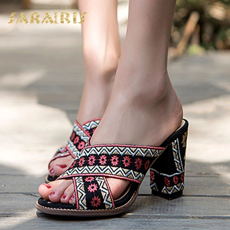 Peep Deslizador Chunky Tacón En Alto Del Sandalias Flor Negro Verano América Sarairis Plataforma Zapatos Mujer Toe De Étnico Abierta Relieve 0PqUwXnF