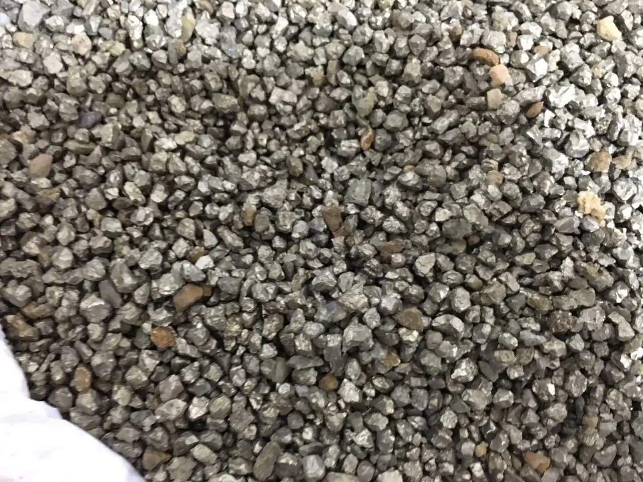 Натуральный пиритовый камень содержит золото для золотой руды.|stone gold|stone naturalstone