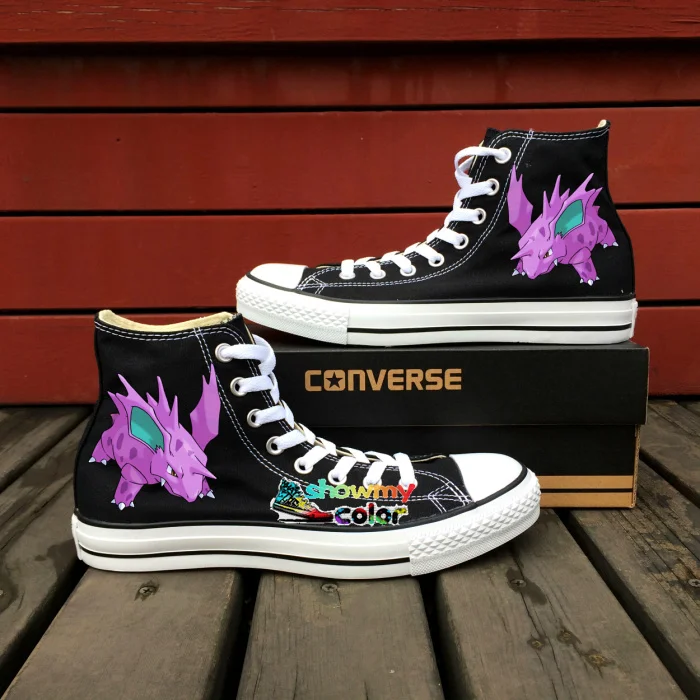 Prix pour Pokemon Aller Nidorino Converse All Star Custom Design Peint À La Main Toile Chaussures Noir Sneakers Prix pour Pokemon Aller Nidorino Converse All Star Custom Design Peint À La Main Toile Chaussures Noir Sneakers