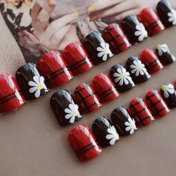 Белый цветок ромашка черная красная полоса дизайн для украшения кончиков ногтей круглая голова поддельные ногти с клеем полное покрытие короткие женские узоры для ногтей