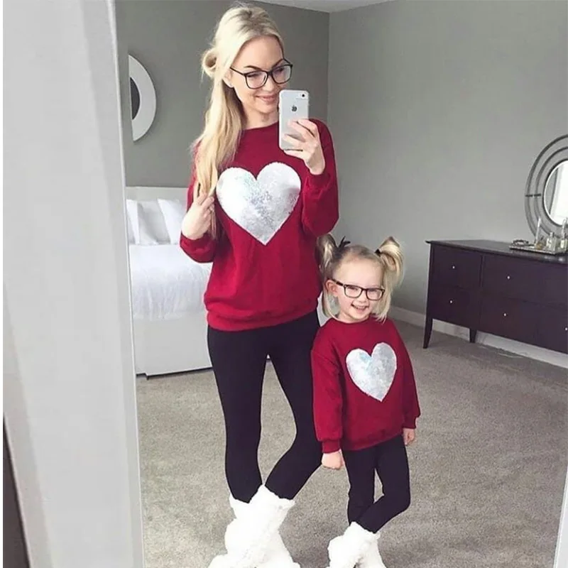 Одинаковые комплекты для семьи свитер с сердечком для мамы и дочки пуловер свитер с длинными рукавами Топы с капюшоном