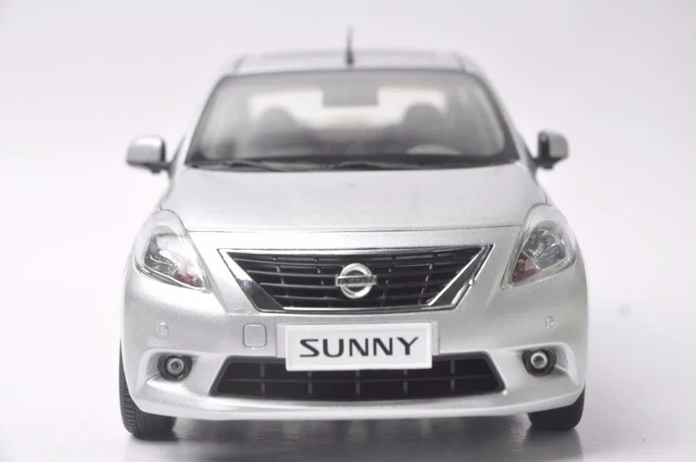 1:18 литая под давлением модель для Nissan Sunny Almera 2012 серебряный сплав игрушечный автомобиль миниатюрная Коллекция подарков Versa