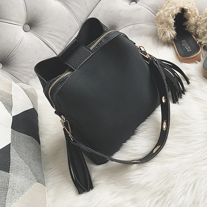 حار فرك النساء دلو حقيبة خمر حقيبة مزيّنة بشريط جلدي جودة عالية الرجعية حقيبة كتف بسيطة Crossbody حقيبة حمل حار فرك النساء دلو حقيبة خمر حقيبة مزيّنة بشريط جلدي جودة عالية الرجعية حقيبة كتف بسيطة Crossbody حقيبة حمل
