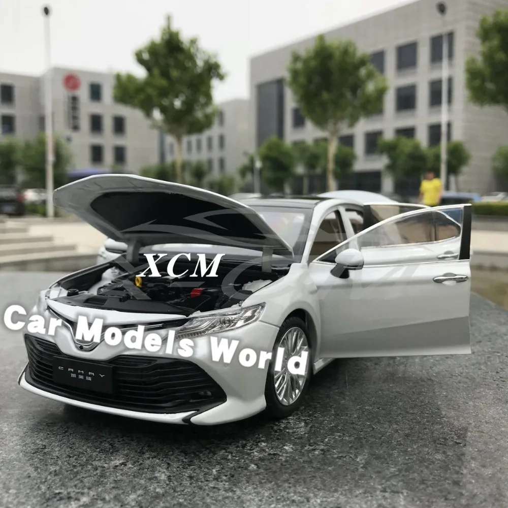 Модель литая автомобиля для 8 го поколения Camry 2018 1:18 (белый) + небольшой