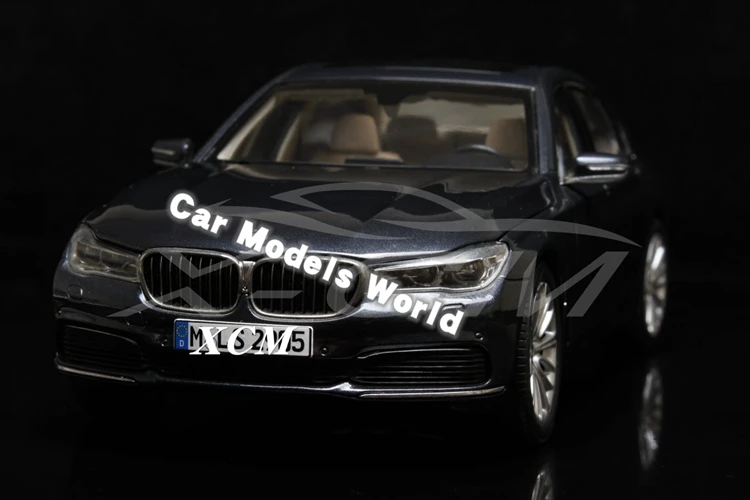 Литая модель автомобиля для всех новых 7 серий 750 Li 1:18(серый)+ маленький подарок