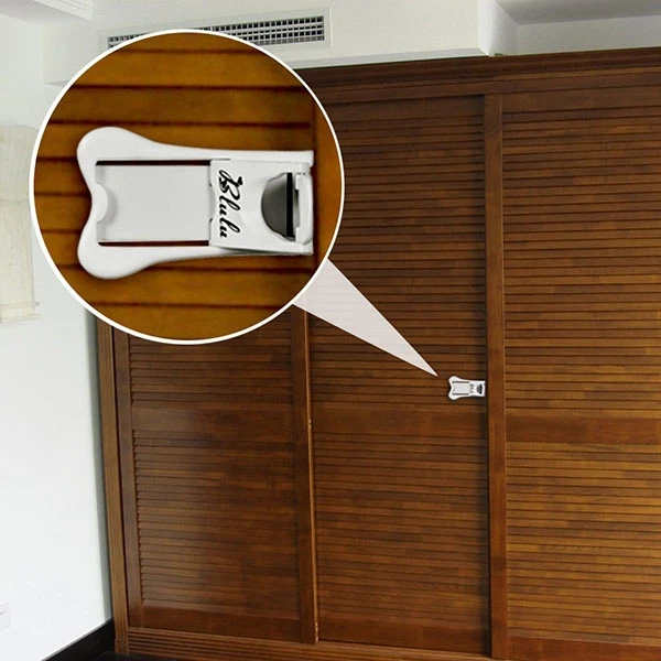 Провисла дверца кухонного шкафа. Детский замок на дверцы шкафа. Ограничитель закрывания двери. Замок на кухонный шкаф. Фиксаторы для дверей от детей.