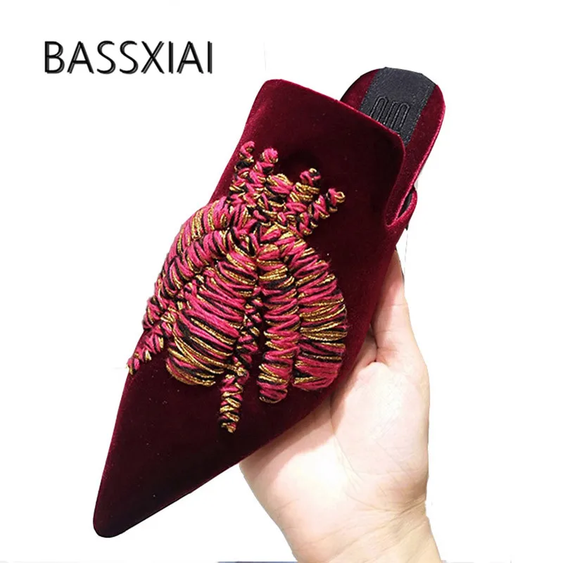 

2019 Luxury Design Velvet Slippers Women Pointed Toe Bee Embroidery Flat Shoes Woman Sexy Gladiator Sandals