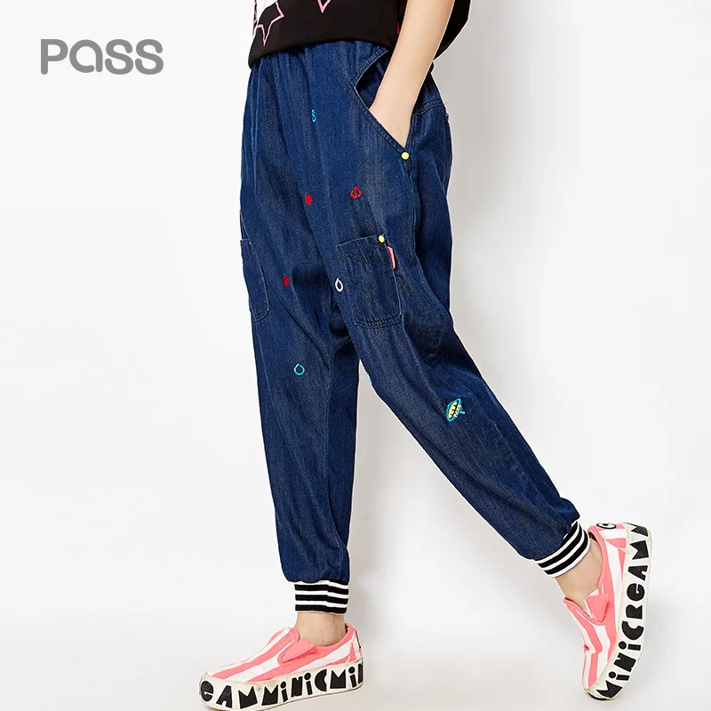 

PASS 2017 Autumn Women Demin Pants Fashion Elastic Waist Long Length Loose Harem Pants Fashion Cartoon Print Pocket Demin Pant