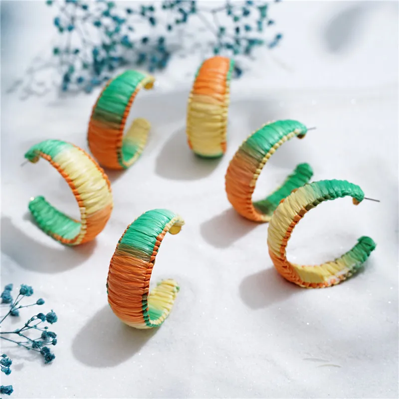 

100% Handmade Colorful Raffia Straw Weave Rattan Vine Hoop Earrings for Women Bohemian C Shaped Geometric Earrings Rainbow Color