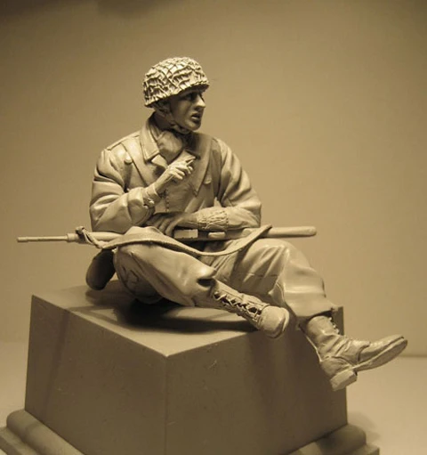 

1/16 Resin Figure Building Kit Soldier Sitting and Smoking
