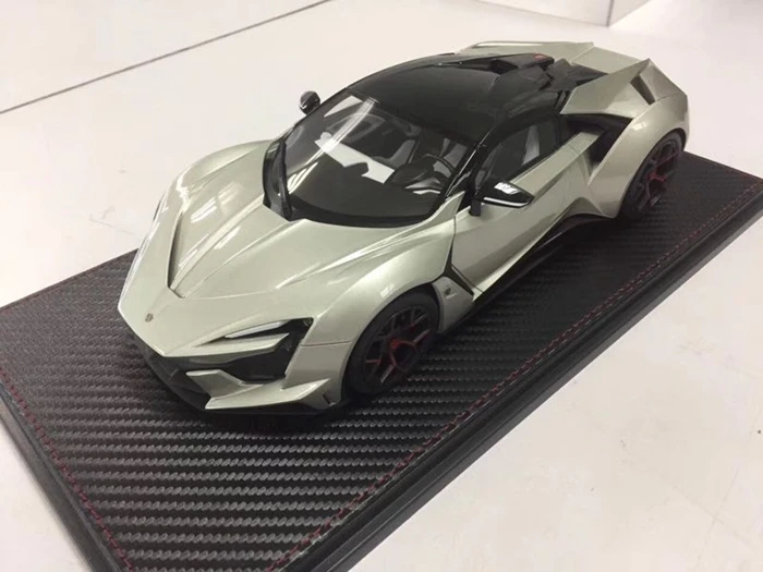 Полимерная модель автомобиля SophiArt WMOTORS Lykan Fenyr HyperSport 1:18(серебро)+ маленький подарок