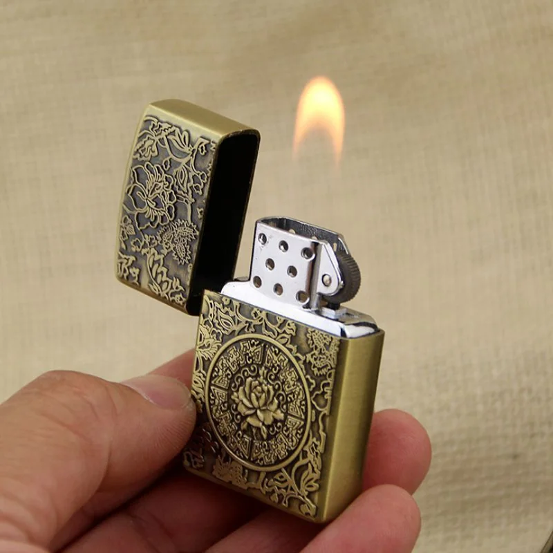 

2019 New Retro Bronze Metal Lighter Wheel Gas Cigarette Lighter Inflatable Butane Gas Fire Relief Crafts Best Gift