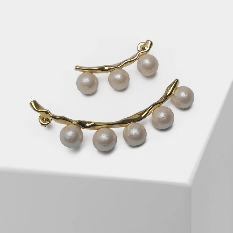 

Asymmetrically designed personalized fashion pearl pendant drop earrings